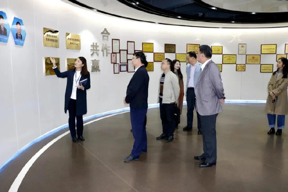 核工業(yè)贛州工程勘察設(shè)計(jì)集團(tuán)公司董事長(zhǎng)張衎前往憶源科技參觀(guān)交流