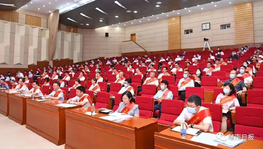 吳忠瓊頒獎(jiǎng)　為“贛州市優(yōu)秀創(chuàng)業(yè)者”點(diǎn)贊！