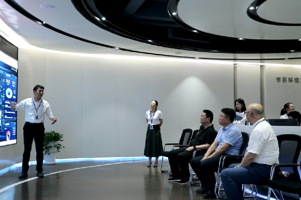 章貢區(qū)委常委、副區(qū)長張達偉一行蒞臨我司調(diào)研